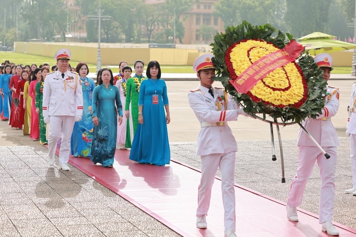 Lãnh đạo Tổng LĐLĐ Việt Nam và 90 nữ đoàn viên Công đoàn tiêu biểu báo công dâng Bác