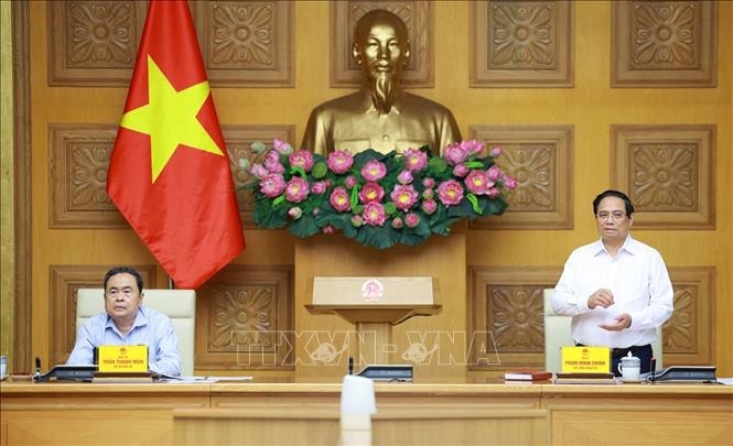 Thủ tướng: Thể chế hóa ngay các Nghị quyết của Bộ Chính trị mới ban hành vào cuộc sống