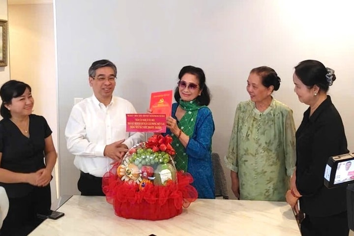 Lãnh đạo TP Hồ Chí Minh thăm, tri ân văn nghệ sĩ tiêu biểu
