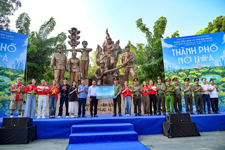 Hà Nội: Phát động công trình "8.000 cây hoa vì Thủ đô xanh"