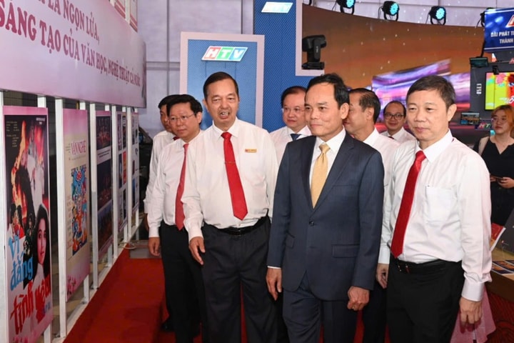 TP Hồ Chí Minh: Trao tặng không gian “Cây tri thức” và 126.000 quyển sách