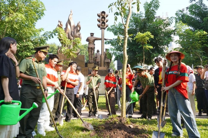 Tuổi trẻ Công an Thủ đô Khởi động công trình “8.000 cây hoa vì Thủ đô xanh”