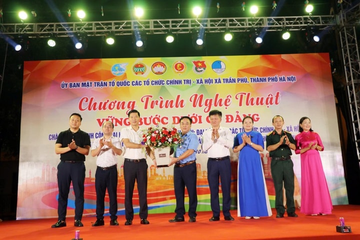 Xã Trần Phú - TP Hà Nội Chương trình nghệ thuật “Vững bước dưới cờ Đảng” lan tỏa tinh thần đoàn kết và niềm tự hào