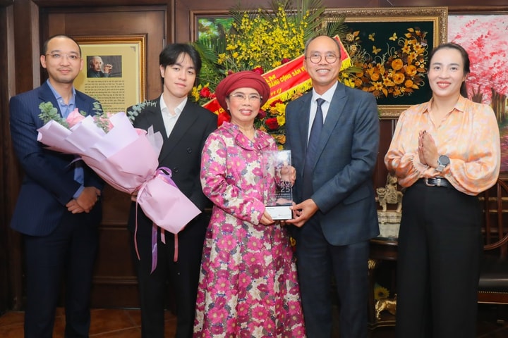 Anh hùng Lao động Thái Hương được tôn vinh giải thưởng doanh nhân xuất sắc ASEN tại Singapore