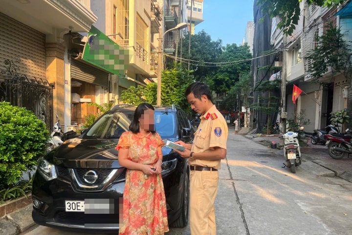 Để con ngồi trên nóc xe, nữ tài xế bị phạt tiền, trừ điểm