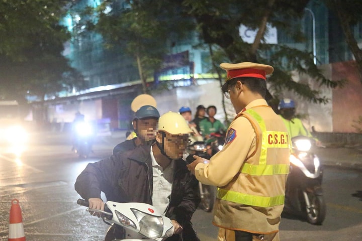 Hà Nội: Đồng loạt ra quân kiểm soát nồng độ cồn trong tối 20-10