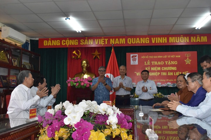 Trao tặng Kỷ niệm chương “Vì sự nghiệp tri ân liệt sĩ”