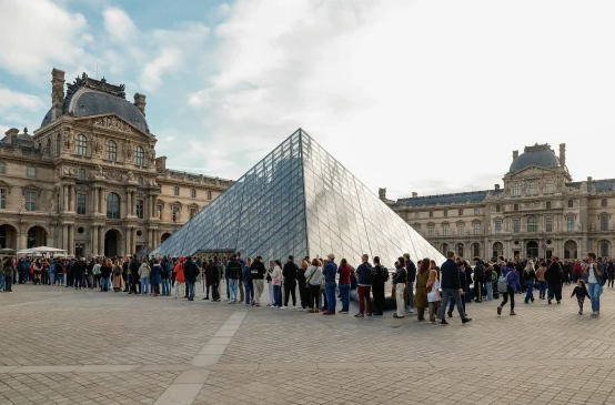 Bảo tàng Louvre mở cửa trở lại sau vụ trộm thế kỷ