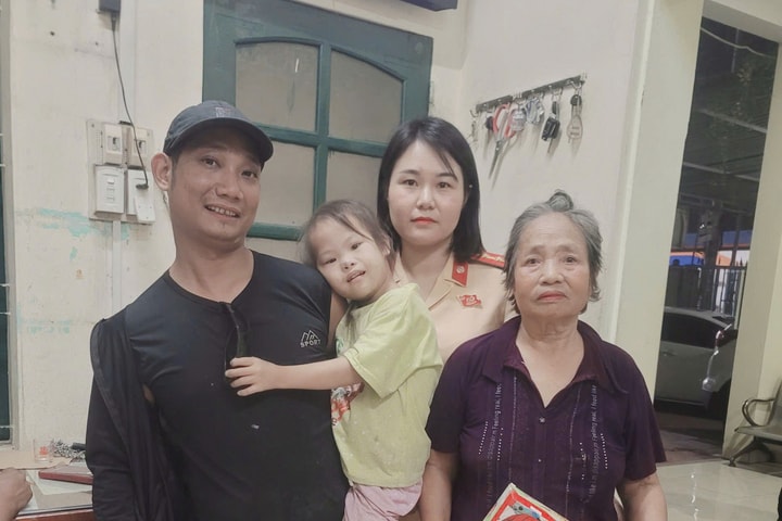 Nữ Cảnh sát giao thông Hà Nội kịp thời giúp cháu bé đi lạc