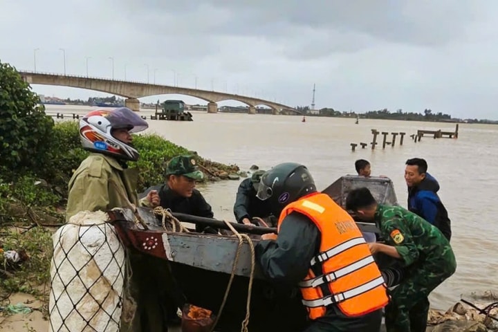 Quảng Trị: Thuyền đánh cá bị chìm khi neo đậu tại Cửa Việt