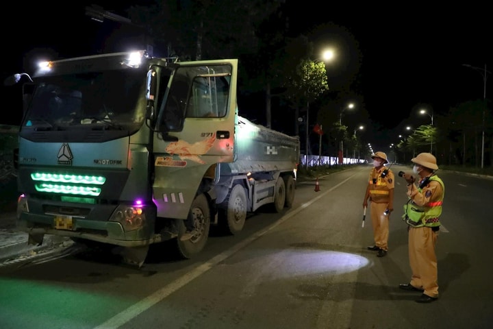 Hà Nội: Kiểm soát tải trọng trong đêm, gần 90 phương tiện bị xử phạt