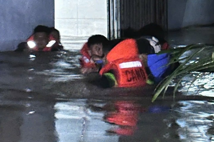 TP Hồ Chí Minh: Xuyên đêm giải cứu 165 người dân vùng ngập do mưa lớn