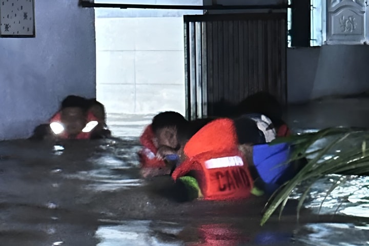 TP Hồ Chí Minh Giải cứu 127 người trong trận ngập lụt lịch sử ở phường Bến Cát