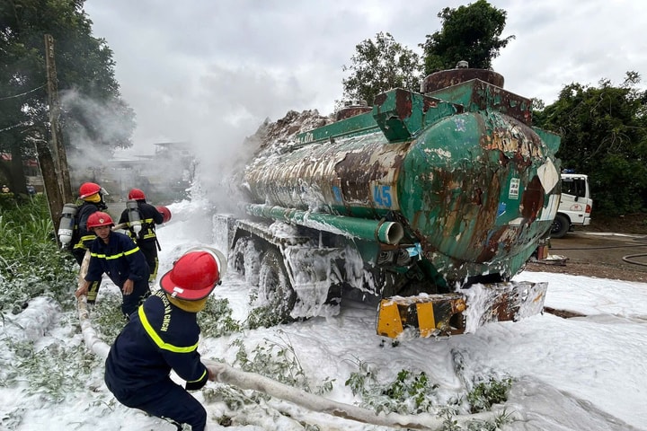 Công an Thanh Hóa khống chế thành công đám cháy xe bồn chở xăng