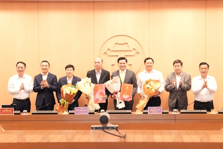 Đảng ủy UBND thành phố Hà Nội tiếp nhận 4 đảng bộ cấp trên cơ sở