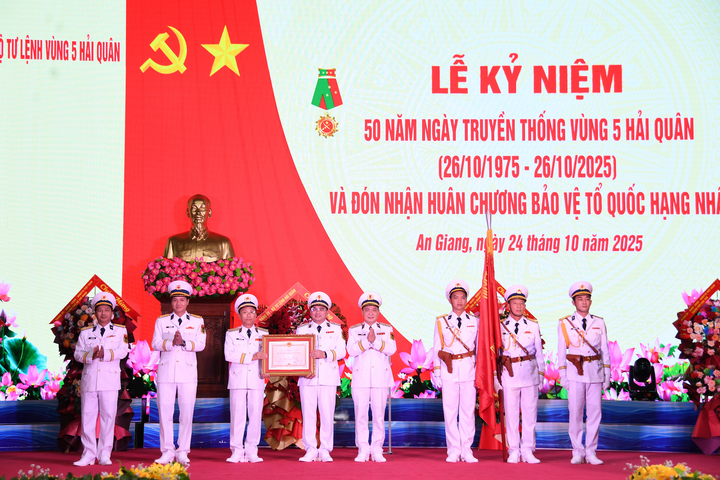 Vùng 5 Hải quân đón nhận Huân chương Bảo vệ Tổ quốc hạng Nhất