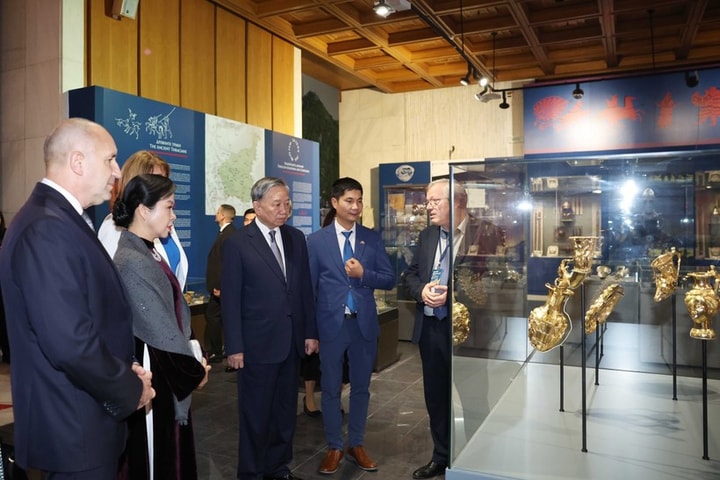 Tổng Bí thư Tô Lâm và Phu nhân tham quan Bảo tàng Lịch sử Quốc gia Bulgaria