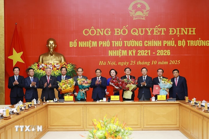 Thủ tướng trao Quyết định của Chủ tịch nước bổ nhiệm 2 Phó Thủ tướng Chính phủ và 3 bộ trưởng