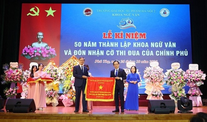 Khoa Ngữ văn Trường Đại học Sư phạm Hà Nội 2 nhận Cờ Thi đua của Chính phủ