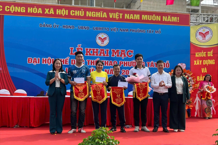 500 vận động viên phường Tây Mỗ diễu hành biểu dương lực lượng