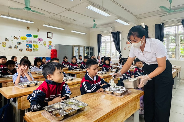 Hà Nội thí điểm mô hình cung cấp suất ăn bán trú: Bảo đảm an toàn, chất lượng, chuyên nghiệp