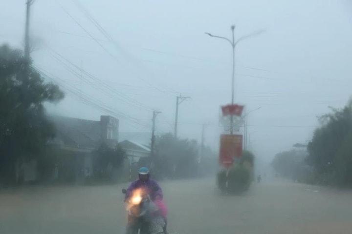 Đà Nẵng: Mưa trắng trời, nhiều khu vực bị ngập sâu