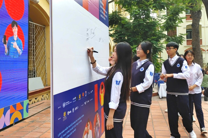 Học sinh Hà Nội hưởng ứng chiến dịch “Không một mình”