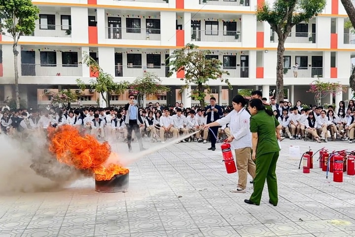 Xã Phù Đổng (Hà Nội) Trang bị kiến thức pháp luật và kỹ năng phòng cháy chữa cháy cho học sinh