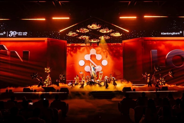 “Sân khấu số” KienlongBank bùng nổ cảm xúc trong Gala kỷ niệm 30 năm thành lập