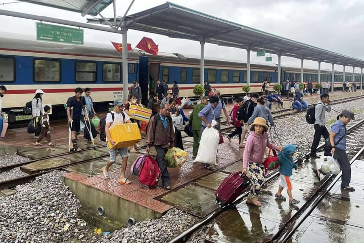 Chuyển tải hành khách 3 chuyến tàu Bắc Nam tại ga Đông Hà và ga Hương Thủy