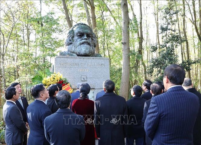Tổng Bí thư Tô Lâm viếng mộ Karl Marx tại nghĩa trang Highgate, thủ đô London