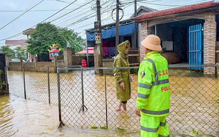 Quảng Trị: mưa lớn diện rộng, nhiều nơi ngập sâu, học sinh tạm nghỉ học