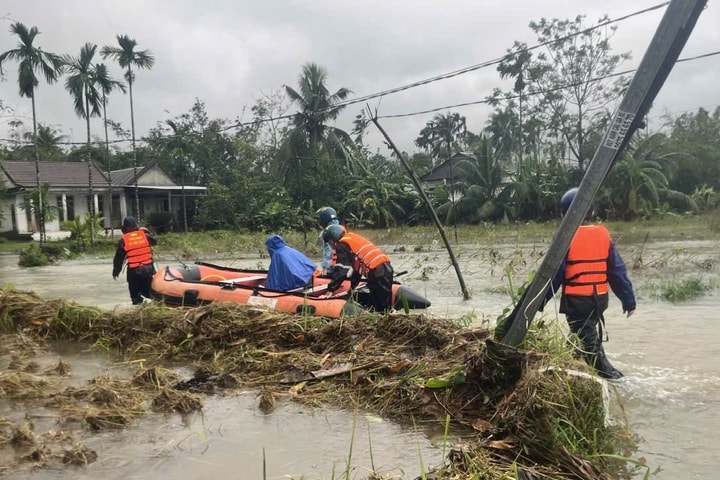 TP Huế: Nước sông dâng trở lại, lực lượng cơ sở tăng cường trợ giúp người dân
