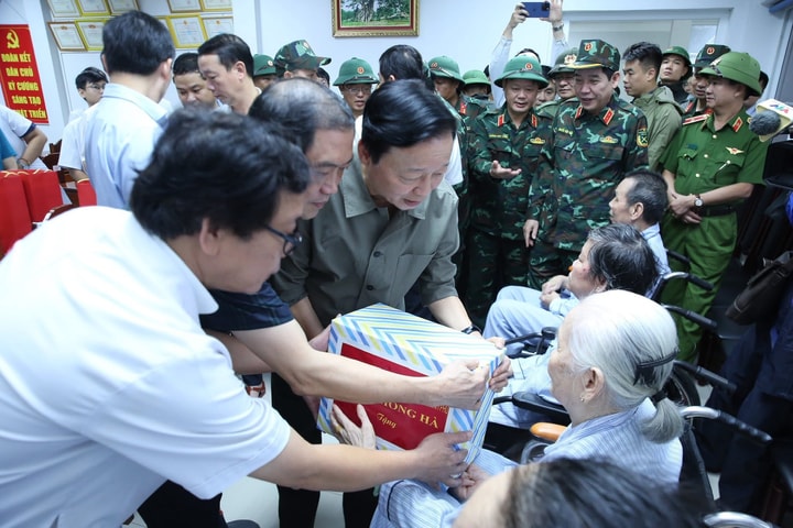 Phó Thủ tướng Trần Hồng Hà thăm hỏi bệnh nhân bị ảnh hưởng lũ lụt tại Huế