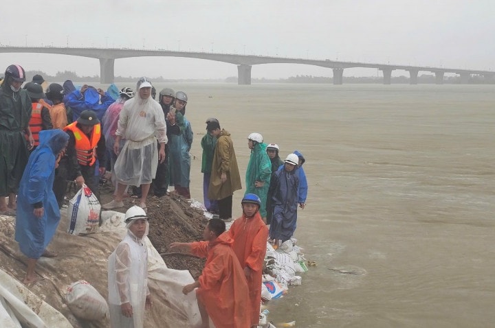 Đà Nẵng Hàng trăm người nỗ lực cứu bờ kè Duy Nghĩa đang sạt lở