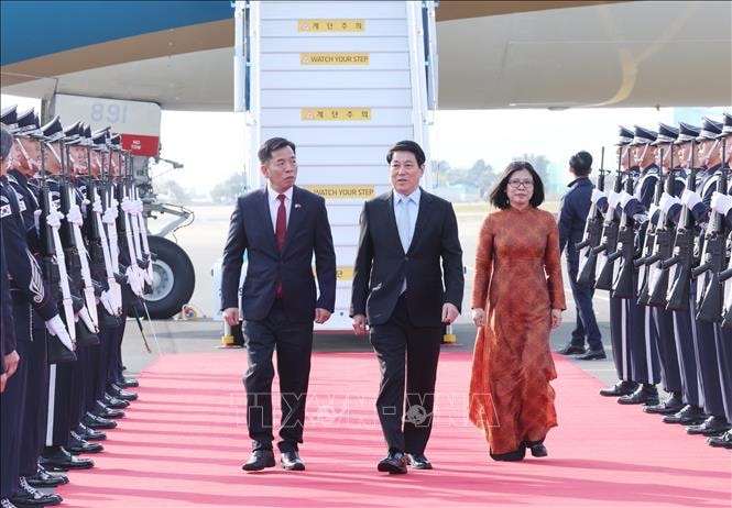 Chủ tịch nước Lương Cường đến Hàn Quốc, bắt đầu chương trình tham dự Tuần lễ Cấp cao APEC 2025