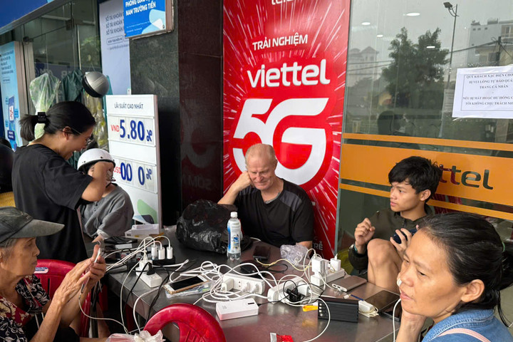 Sóng Viettel tại Huế và Đà Nẵng duy trì ổn định trong lũ dữ