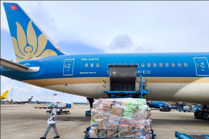Vietnam Airlines vận chuyển miễn phí hàng hóa hỗ trợ vùng lũ