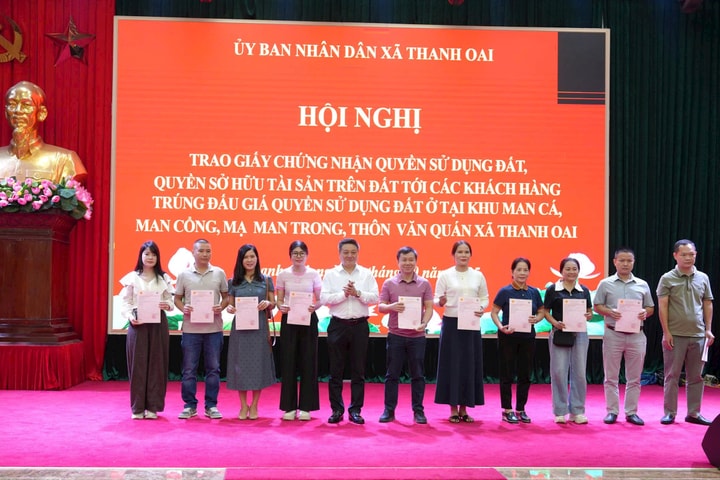 Thanh Oai trao 41 giấy chứng nhận quyền sử dụng đất, quyền sở hữu tài sản