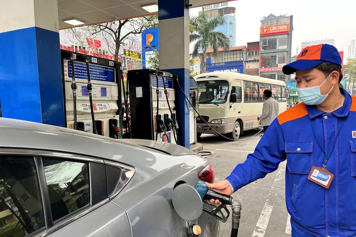 Năm mặt hàng xăng, dầu tăng giá bán lẻ từ chiều nay