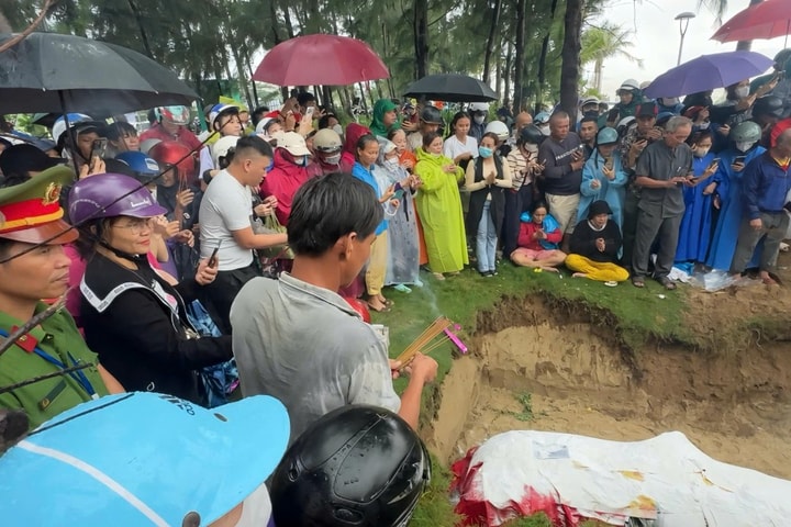 Hàng trăm ngư dân Đà Nẵng đội mưa làm lễ an táng cá Ông
