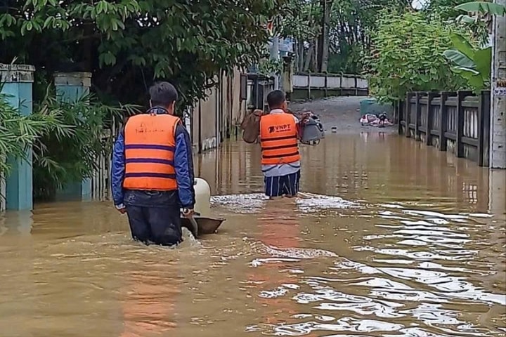 Ba nhà mạng ứng phó khẩn cấp với mưa lũ miền Trung