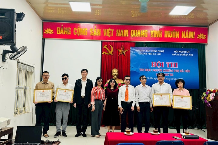 Trao giải các thí sinh xuất sắc tại Hội thi Tin học dành cho người mù Hà Nội