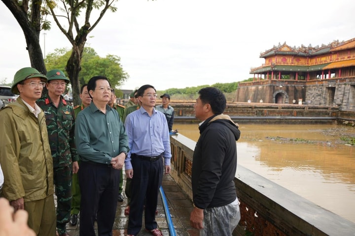 Phó Thủ tướng Mai Văn Chính kiểm tra công tác khắc phục hậu quả mưa lũ tại Đại Nội Huế