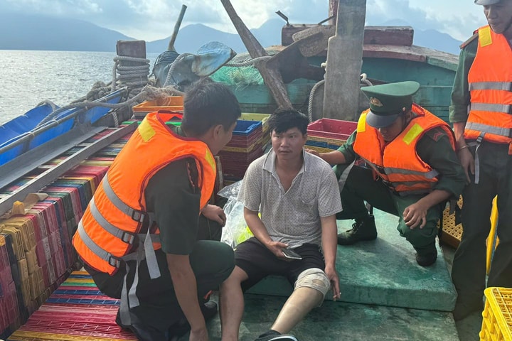 Bộ đội Biên phòng kịp thời cứu 8 thuyền viên bị bị nạn trên vùng biển Côn Đảo