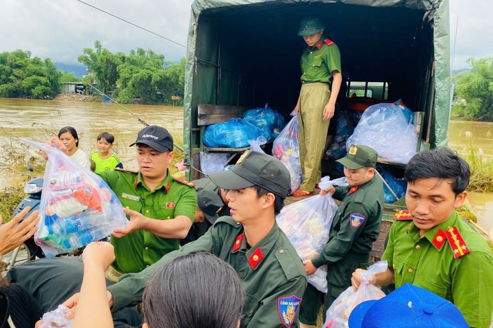Đà Nẵng Hơn 7.000 túi an sinh kịp thời đến vùng bị cô lập sau lũ