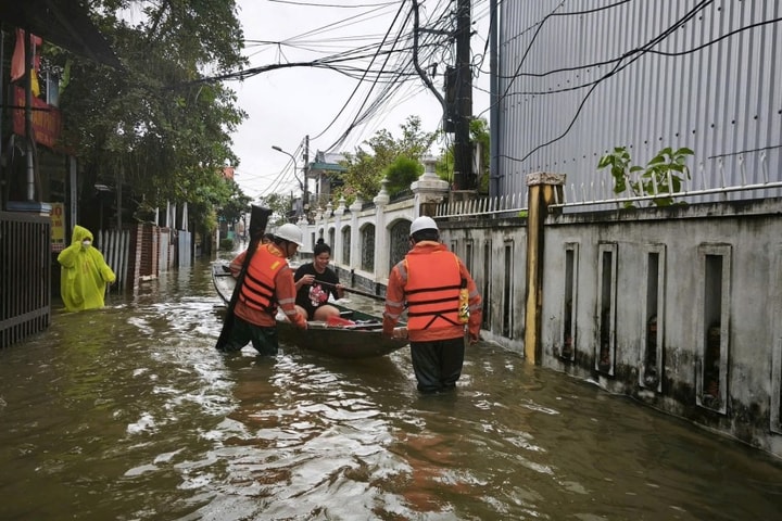 Những bóng áo cam nơi vùng lũ