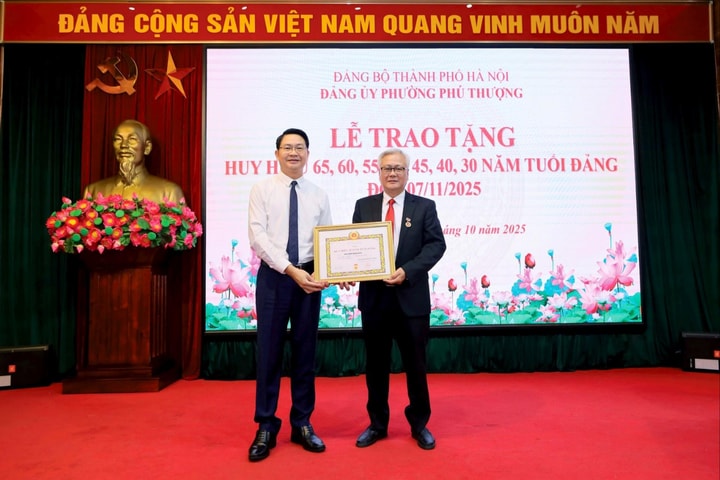 Phú Thượng: Trao Huy hiệu Đảng tặng 27 đảng viên