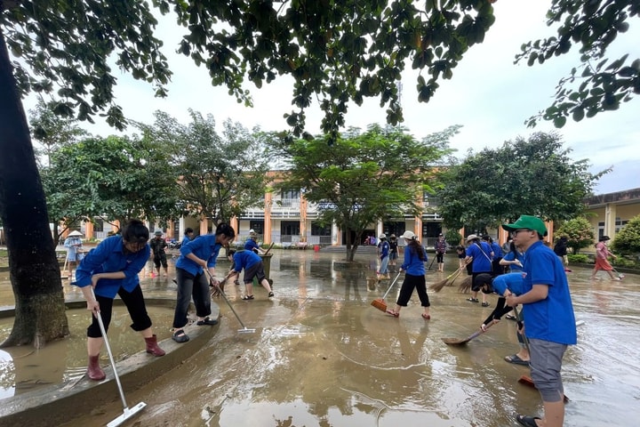 Hơn 100 cán bộ, sinh viên tiếp sức đồng bào vùng lũ