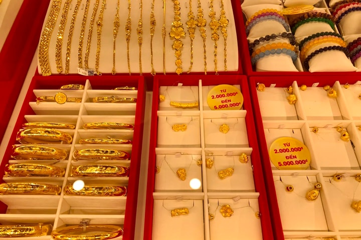 Giá vàng giảm 300.000 đồng/lượng đầu tuần